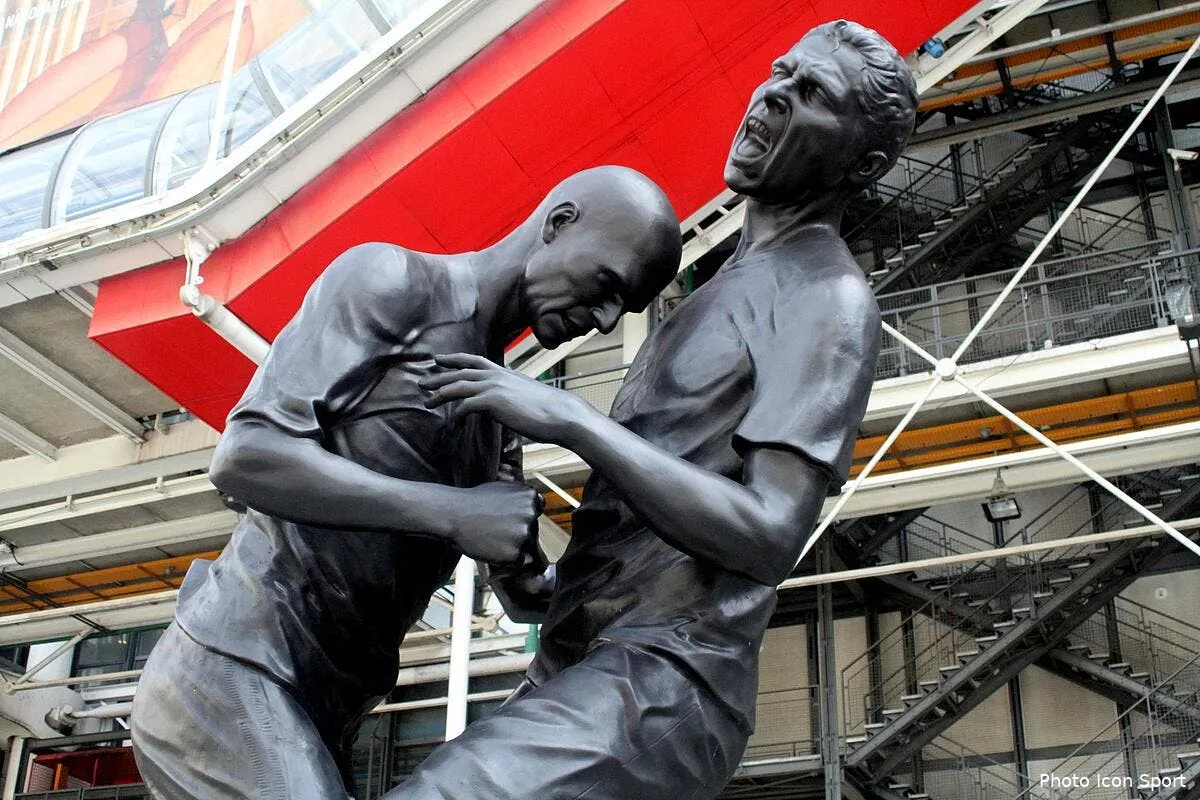 zidane prie de retirer son coup de boule sur materazzi iconsport fid 021012 01 0441321