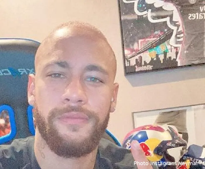 wtf apres les cheveux roses la boule a zero pour neymar neymar277957