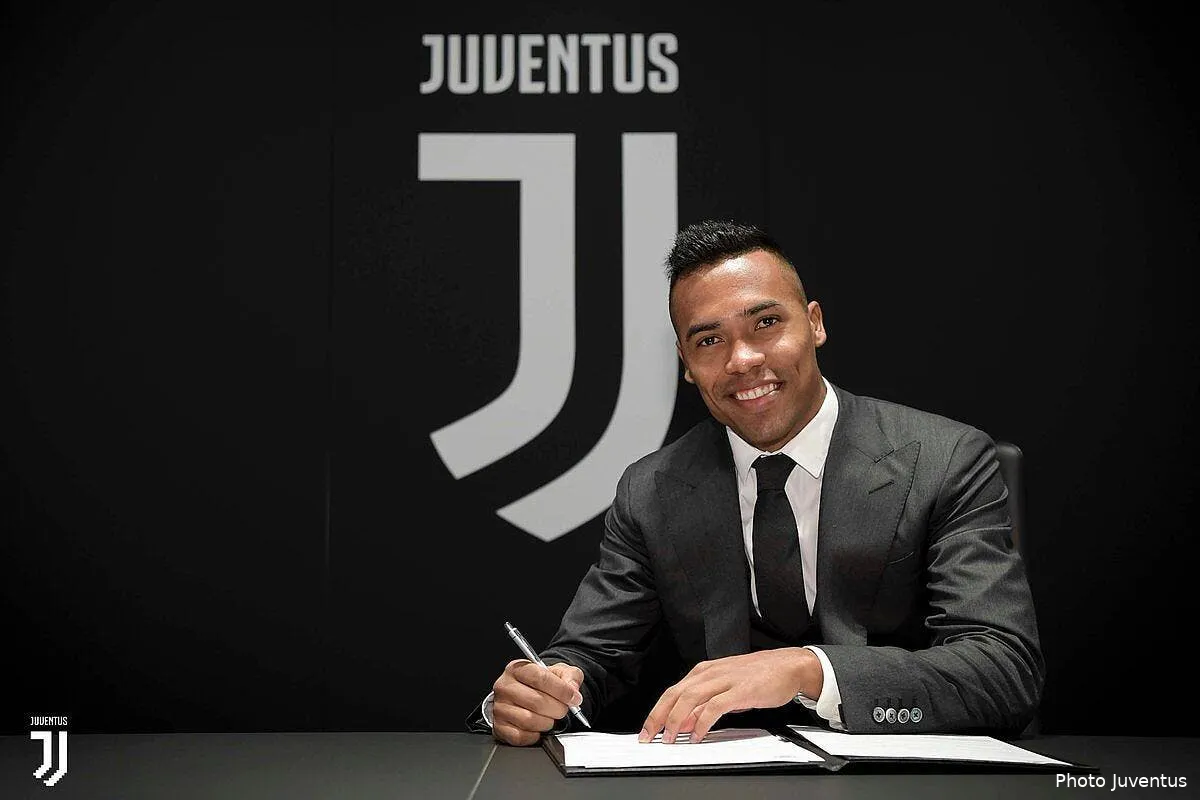 officiel cible par le psg alex sandro prolonge a la juve alex sandro239673