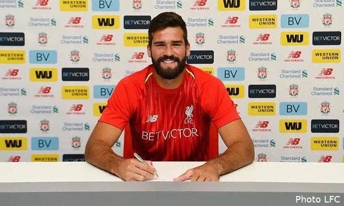 officiel liverpool fait peter la banque pour alisson alisson225265