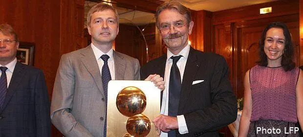 thiriez joue les fans et veut une solution avec monaco 1213 remise trophee monaco59439