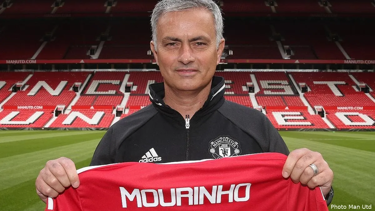 mourinho colle un premier taquet a wenger aa56b7a77a834dcc9ded6d6f28e225d7148092
