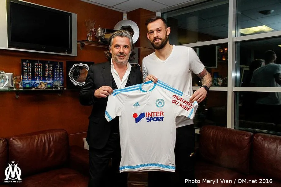 officiel steven fletcher signe a l om cmv 100 fletcher132361