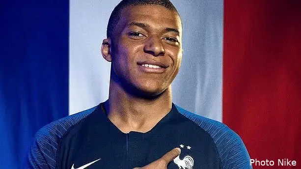 edf le maillot deux etoiles des bleus indisponible un coup signe nike mbappe226539