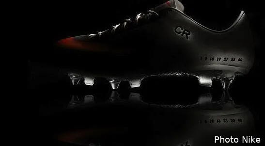 cristiano ronaldo se fait offrir un superbe cadeau collector par nike personalized cr mercurial ix detail e135740330710247023