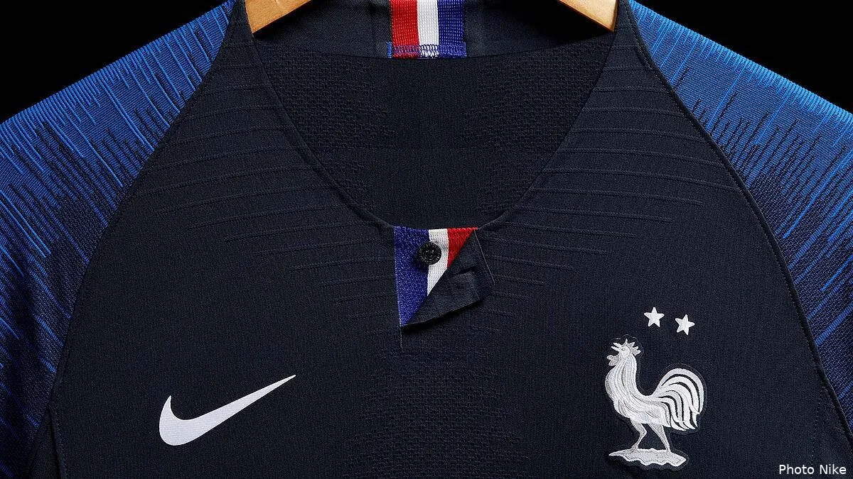edf 1 000 personnes attendent en vain le nouveau maillot chez nike nike maillot 2 etoiles224901