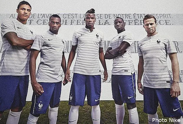 le maillot des bleus fait hurler arnaud montebourg 0055121378289