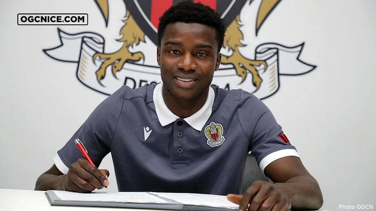 officiel nice fait signer un joueur du barca wague277085