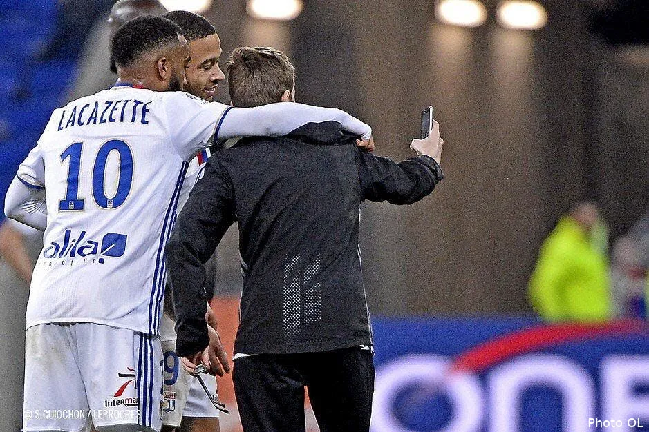 ol il fait un selfie de lacazette et depay il risque gros malgre ses 15 ans c5d4a6fwmaaoboj171474