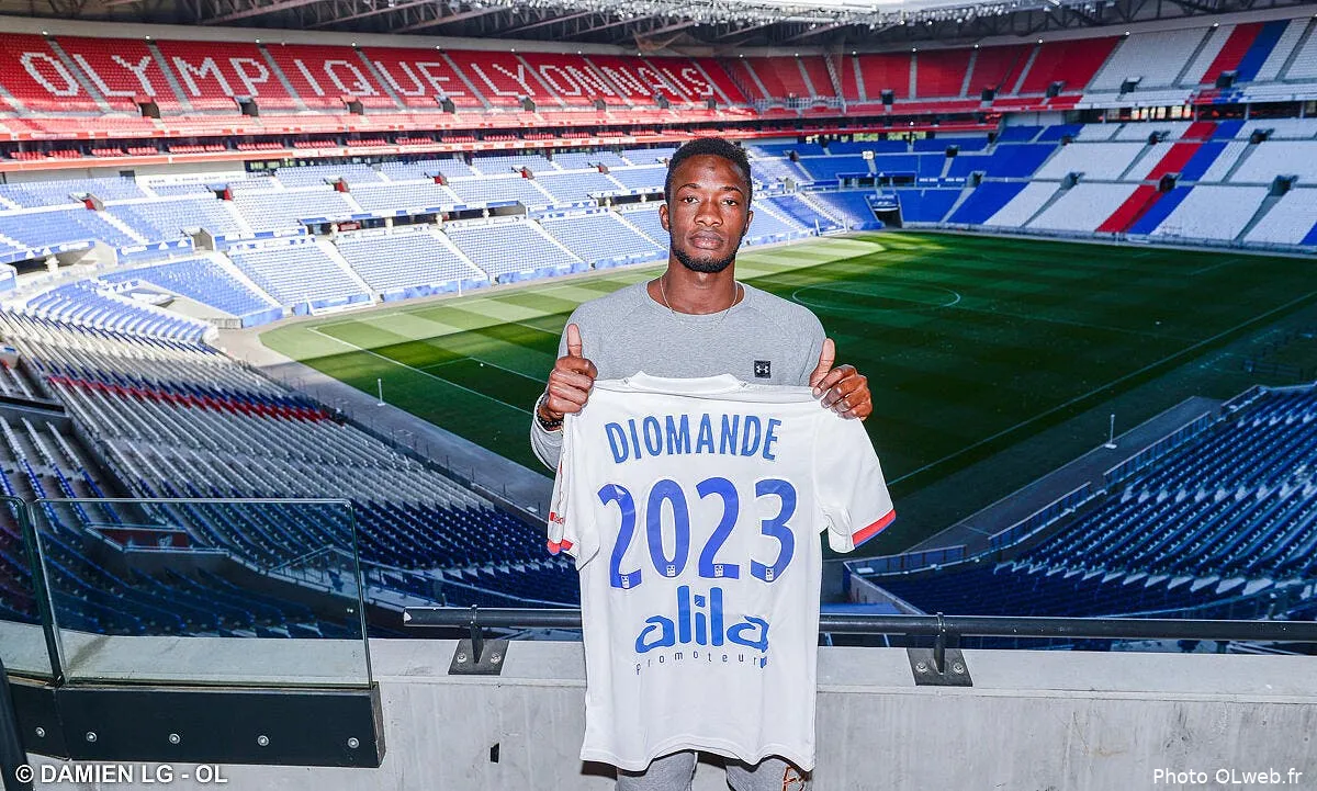 ol lyon recrute un defenseur ivoirien jusqu en 2029 sinaly diomande signature263385
