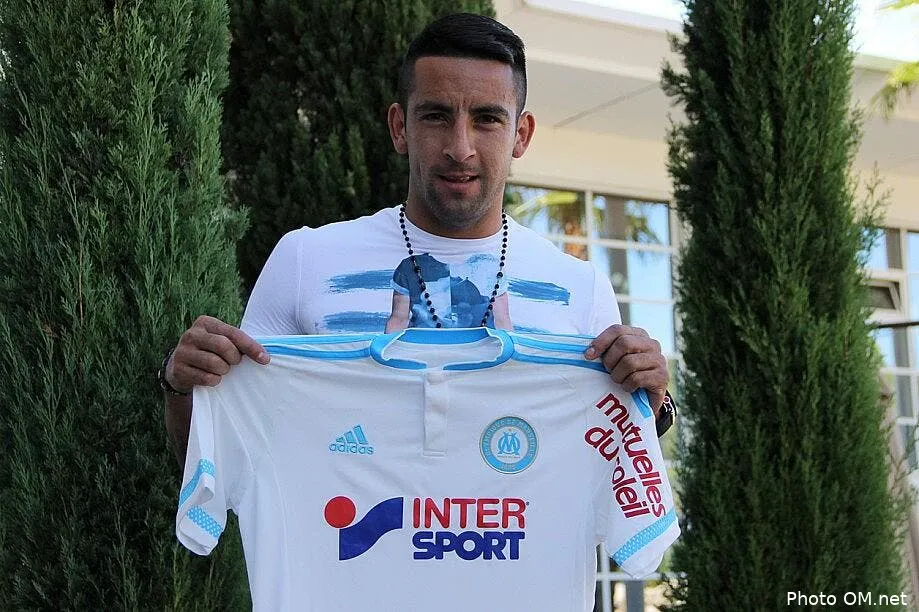 officiel isla prete a l om par la juventus isla papier119789