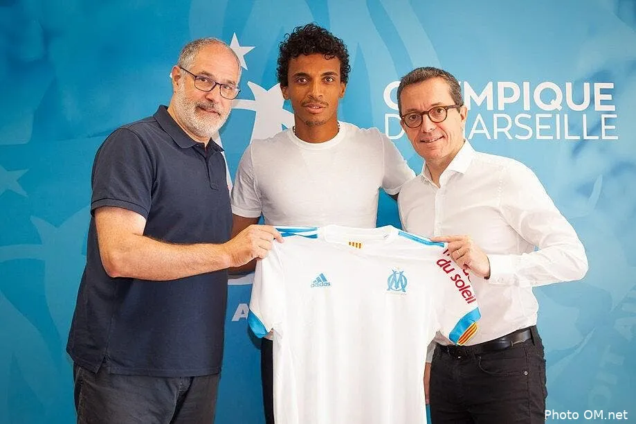 officiel luiz gustavo signe 4 ans a l om luiz gustavo185257