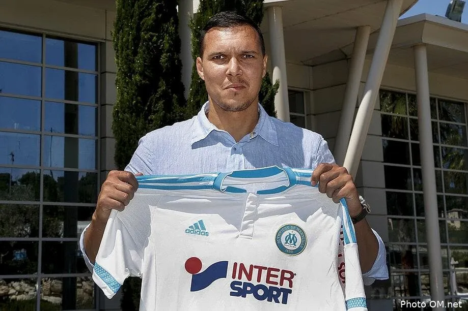 officiel pele signe a l om mv 7 pele114171