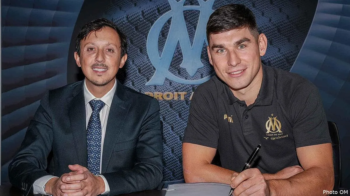 om malinovskyi signe officiellement a marseille 230109 ruslan sign 355613