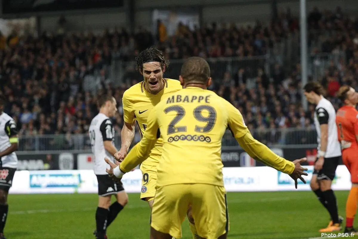 psg edinson cavani atteint la barre des 100 buts avec le psg dnzvtsnwaaawvkb198707