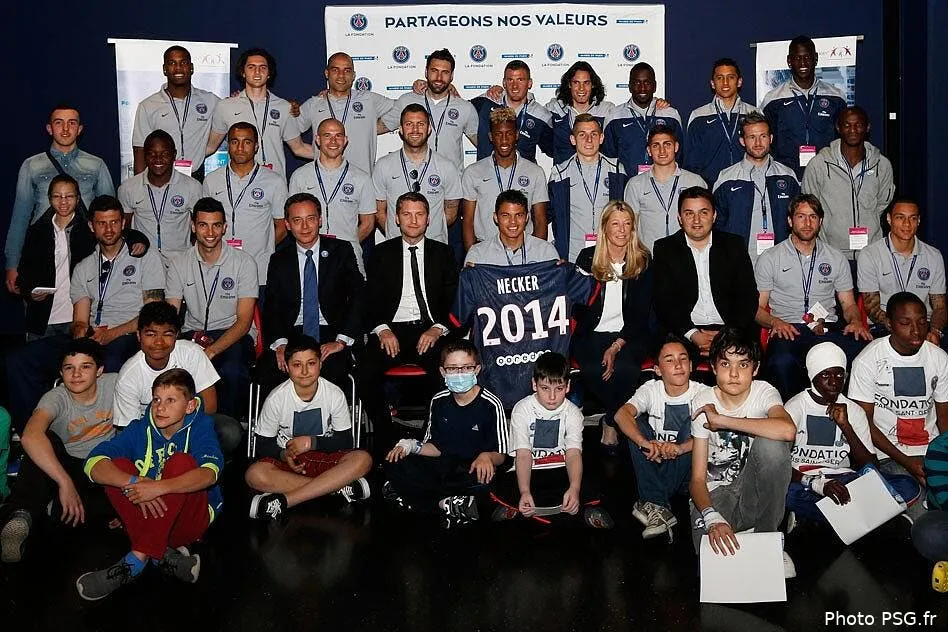 le psg au complet rend visite aux enfants malades de necker la fondation a l ho pital necker80977