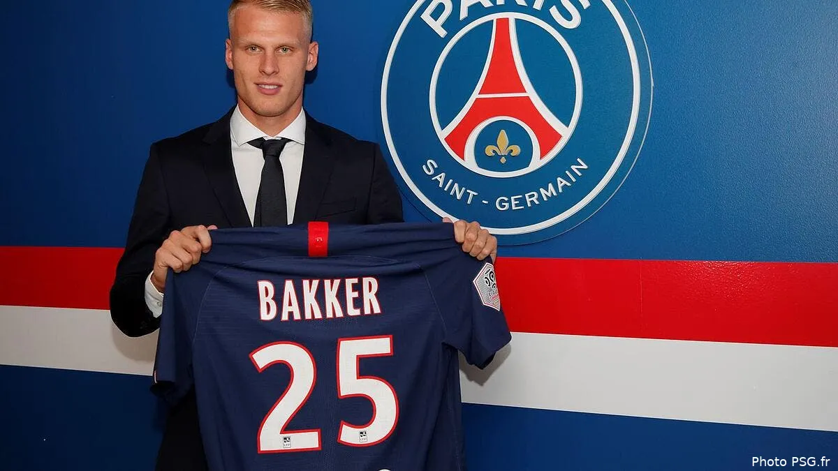 officiel le psg s offre le defenseur mitchel bakker bakker258077