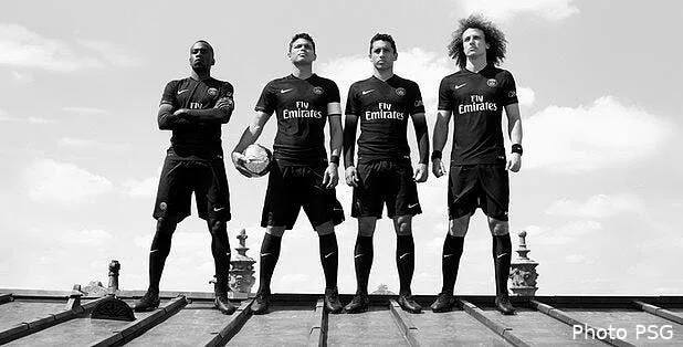 le psg presente officiellement son maillot third tout noir 72108120439