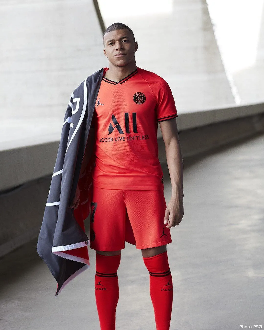 psg attention les yeux le nouveau maillot infra rouge presente maillot psg259621