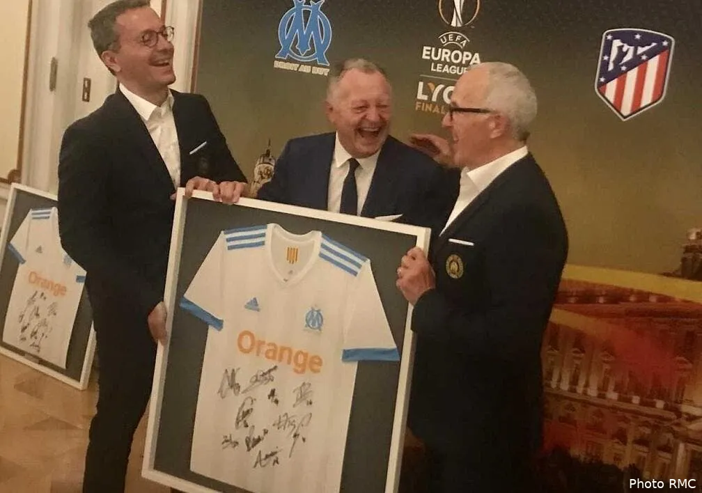 ol om mccourt lui offre un cadeau aulas explose de rire jm aulas219033
