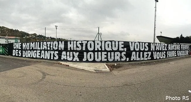 asse les supporters dezinguent l equipe avec une banderole lunaire a199115