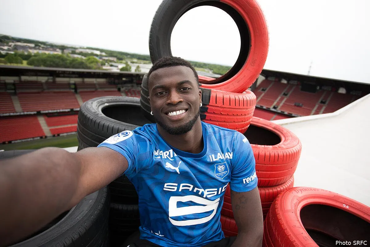 rennes sort un maillot bleu tout est normal d49a6117259457