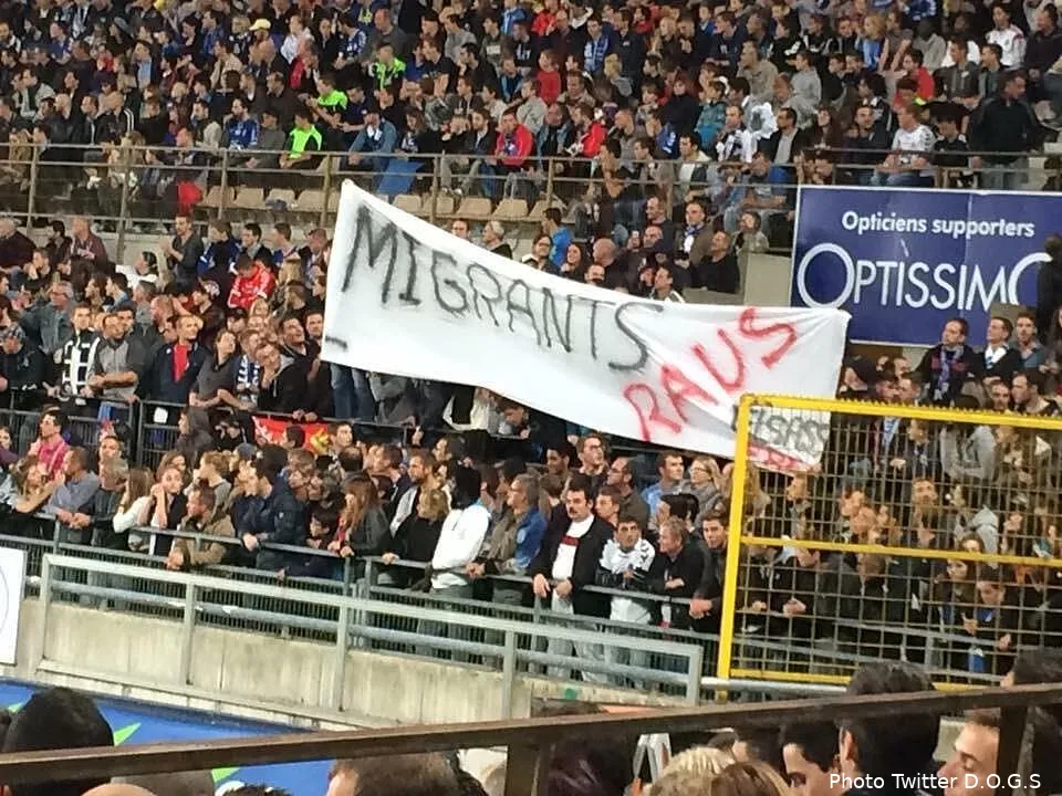 une banderole anti migrants deployee lors de strasbourg colmar cpxuzdfwsaewp5 121675