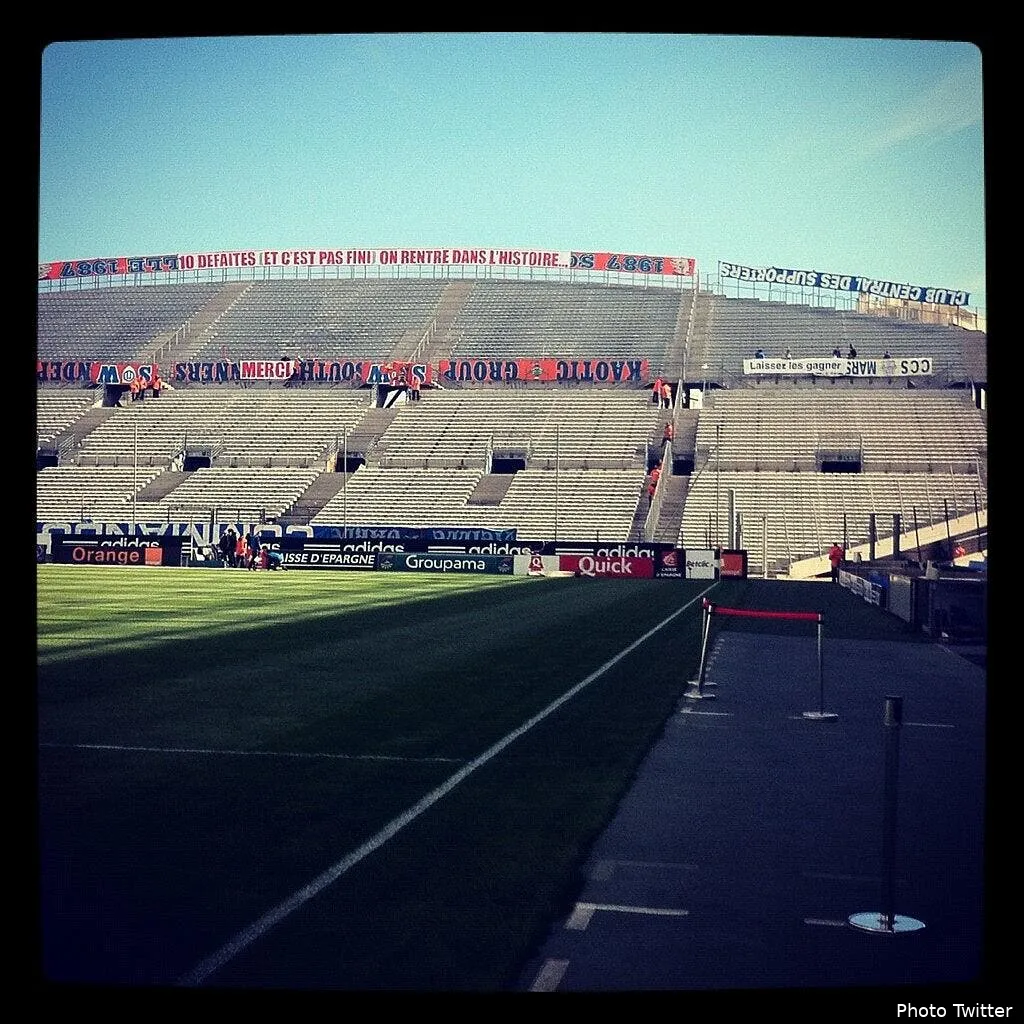 photo et une banderole assassine contre l om au velodrome une aqnizlacaaadwui33554