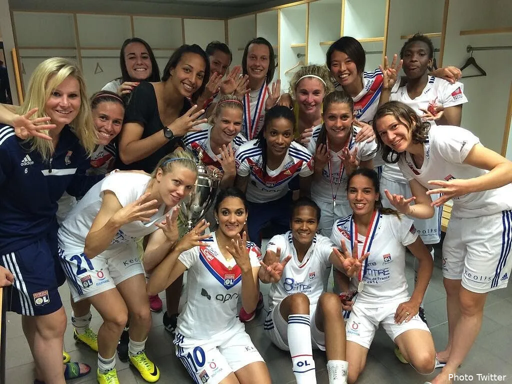 photo les filles de l ol fetent leur huitieme couronne bpdf9e7iuaalbka84315