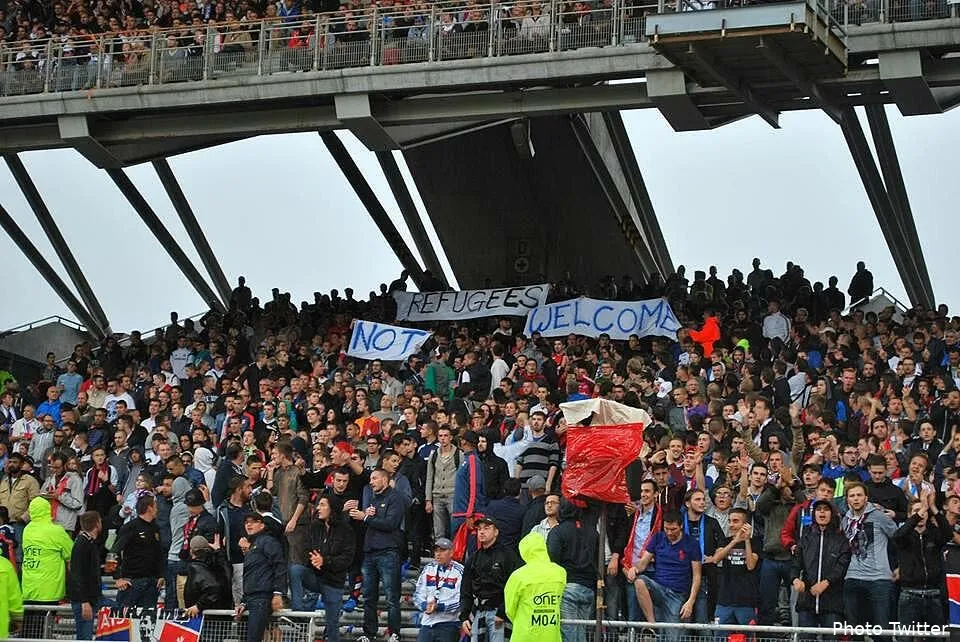 une banderole anti refugiees exhibee a gerland pendant ol lille cou3s mwgaa pdw120795