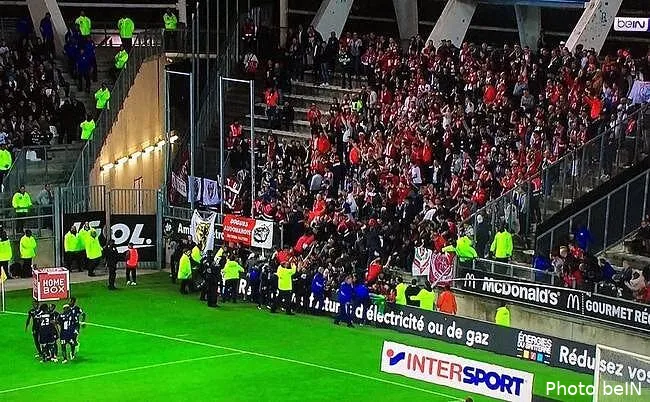 amiens lille 29 blesses dont 6 graves apres l ecroulement d une barriere dernier bilan amiens lille 3 blesses graves le match definitivement arrete dk c8yewaaau3hn 195083195101