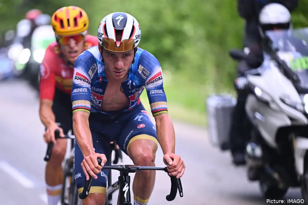 Remco Evenepoel junto a Tobias Halland Johannessen en la 7ª etapa del Critérium du Dauphiné 2025