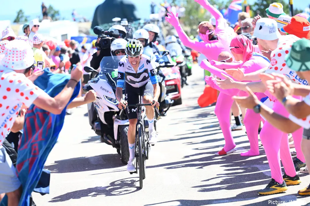 Enric Mas, sufriendo en una ascensión con el maillot de Movistar Team sobre sus hombros