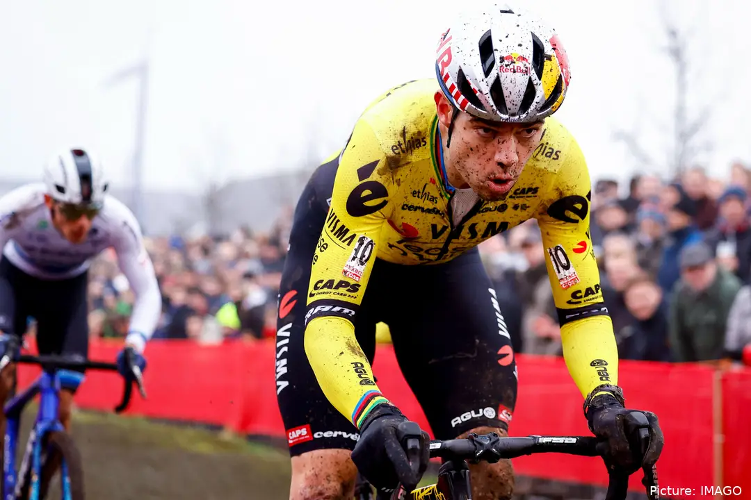 Wout van Aert, en plena carrera de ciclocross con el maillot de Visma | Lease a Bike