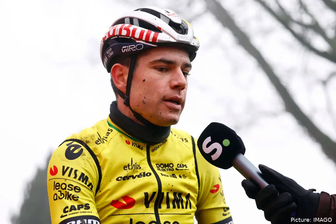 Wout van Aert hablando con la prensa con su maillot de Visma