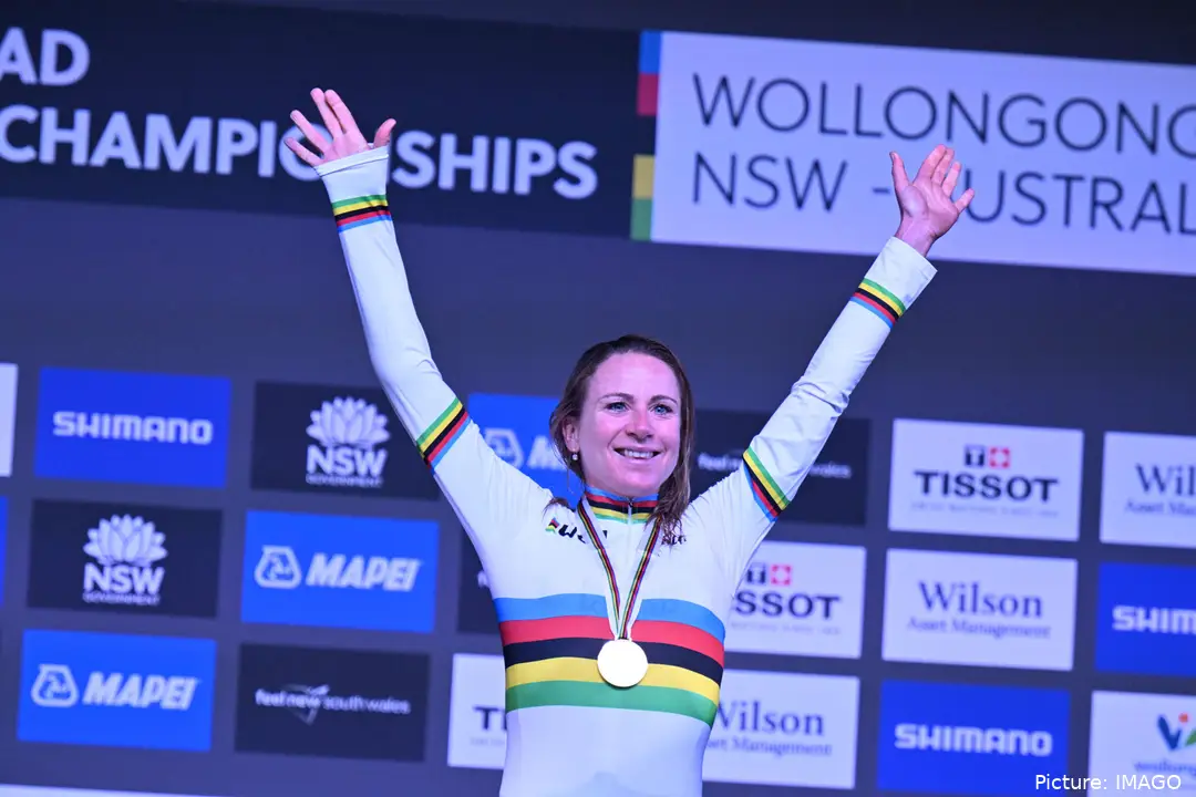 Cerimónia de pódio de Annemiek van Vleuten após vencer o Campeonato do Mundo de Estrada UCI 2022 disputado em Wollongong
