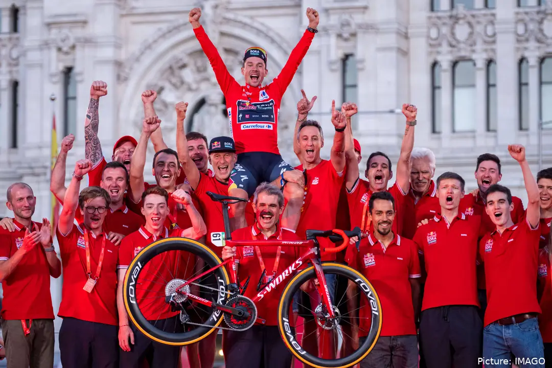 Primoz Roglic celebra a vitória na Volta a Espanha de 2024