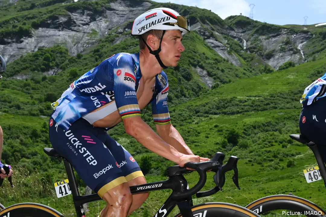 Depois dos ataques de Pogacar, Evenepoel colocou o seu próprio ritmo e limitou o tempo perdido