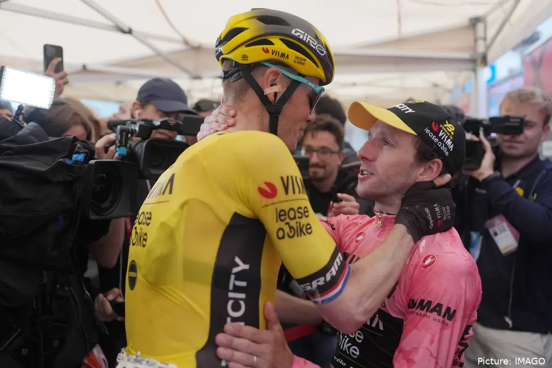 Dylan van Baarle a celebrar a vitória na Volta a Itália com Simon Yates
