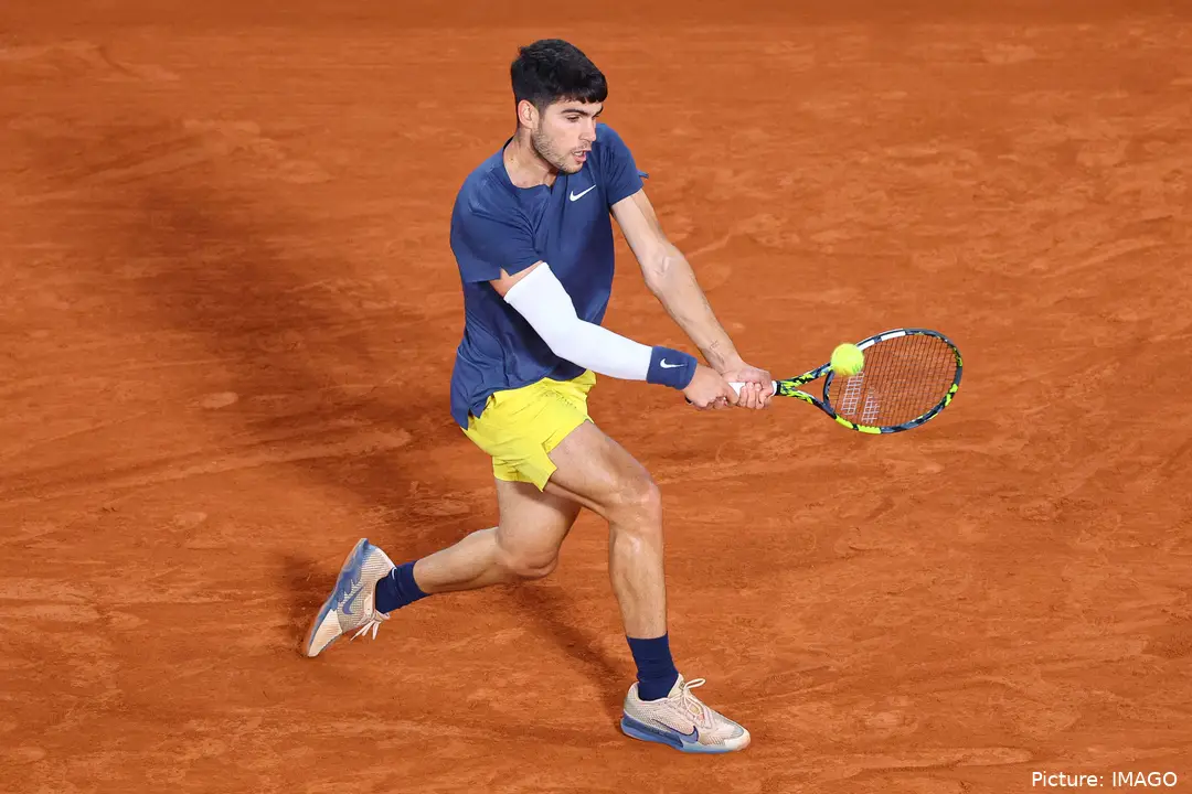 Carlos Alcaraz holds a 5-0 record over Tsitsipas in Head to Head.