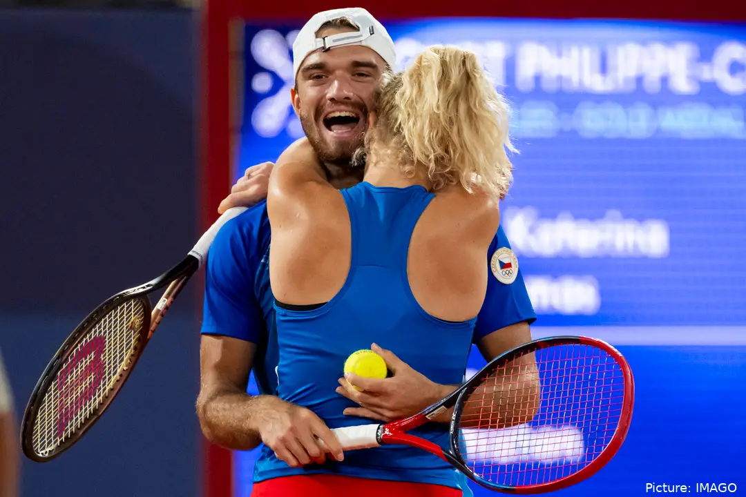 Machac and Siniakova hug after win the gold medal at Paris 2024.