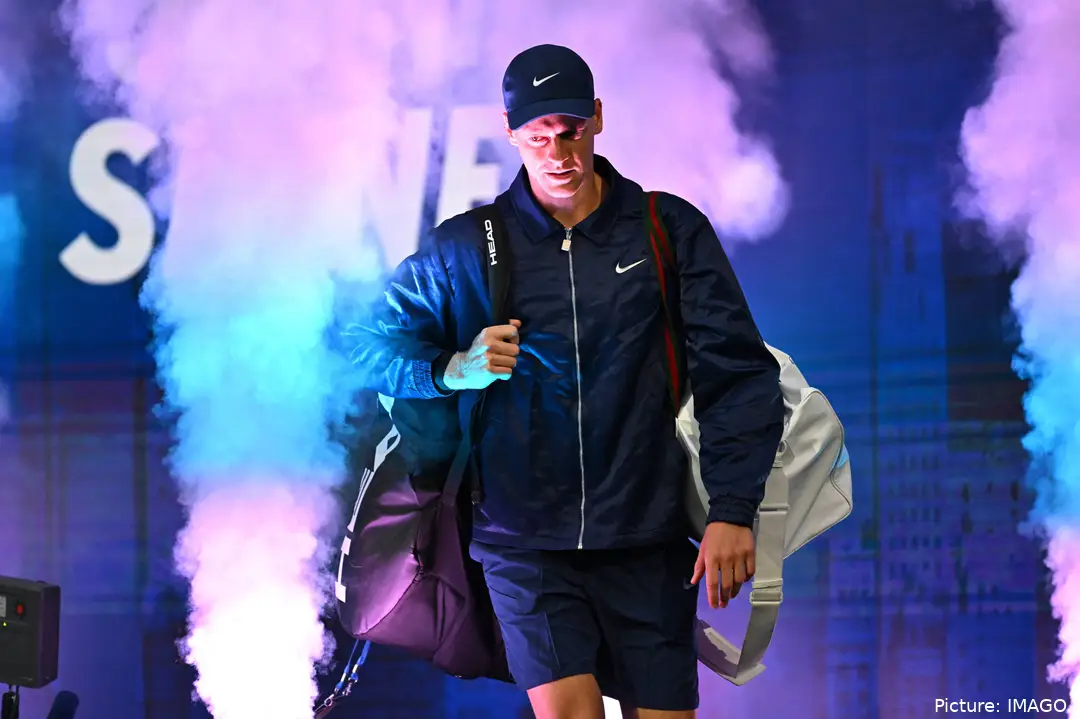 Sinner walks into Arthur Ashe Stadium carrying his bags