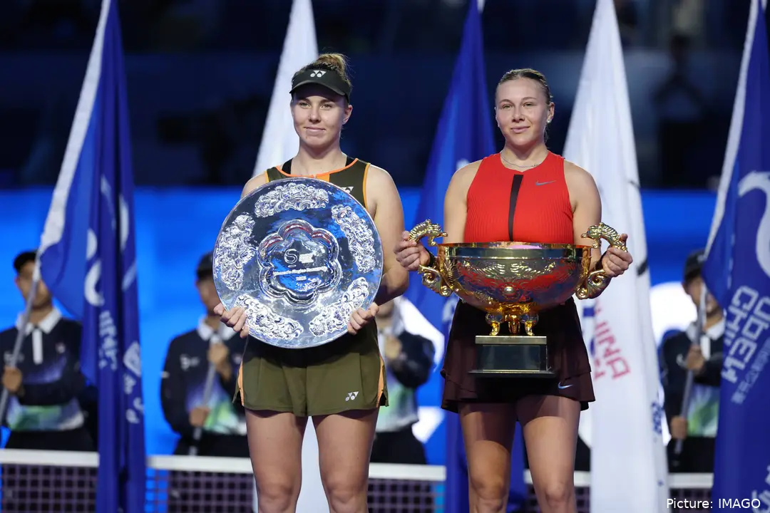 Amanda Anisimova and Linda Noskova holding their trophies after the 2025 China Open final.