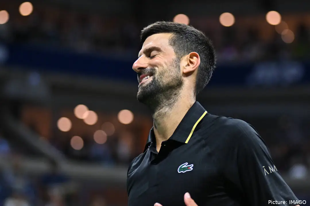 Novak Djokovic sonríe.