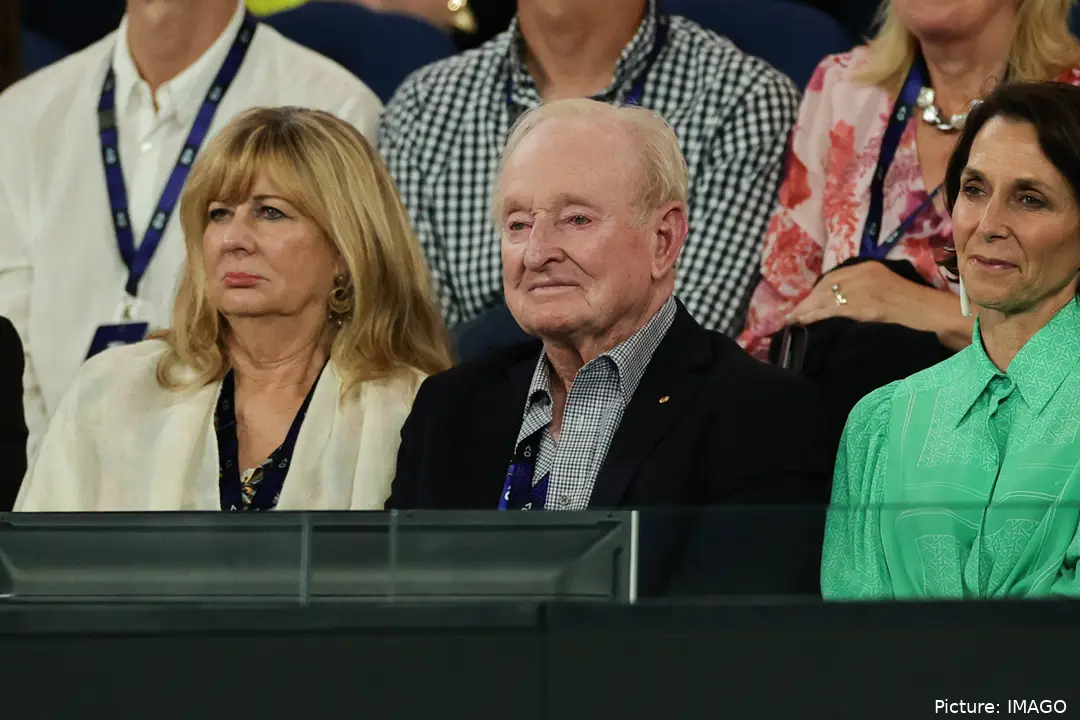 Rod Laver observa el partido.