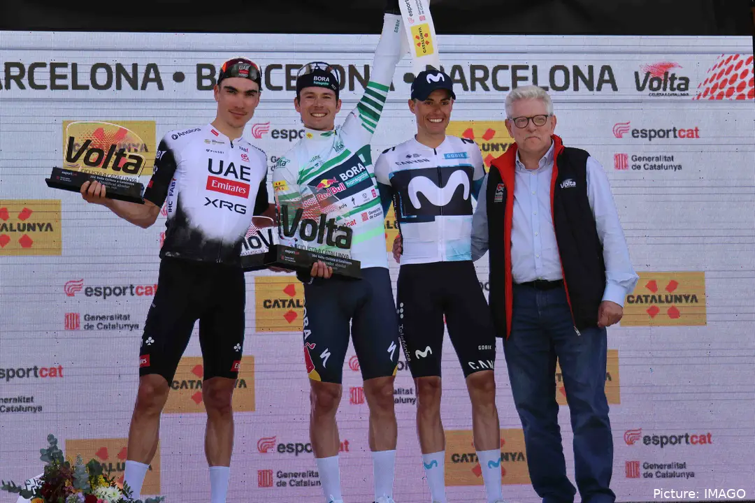 Enric Mas, op het podium van de Volta a Catalunya met Primoz Roglic en Juan Ayuso.