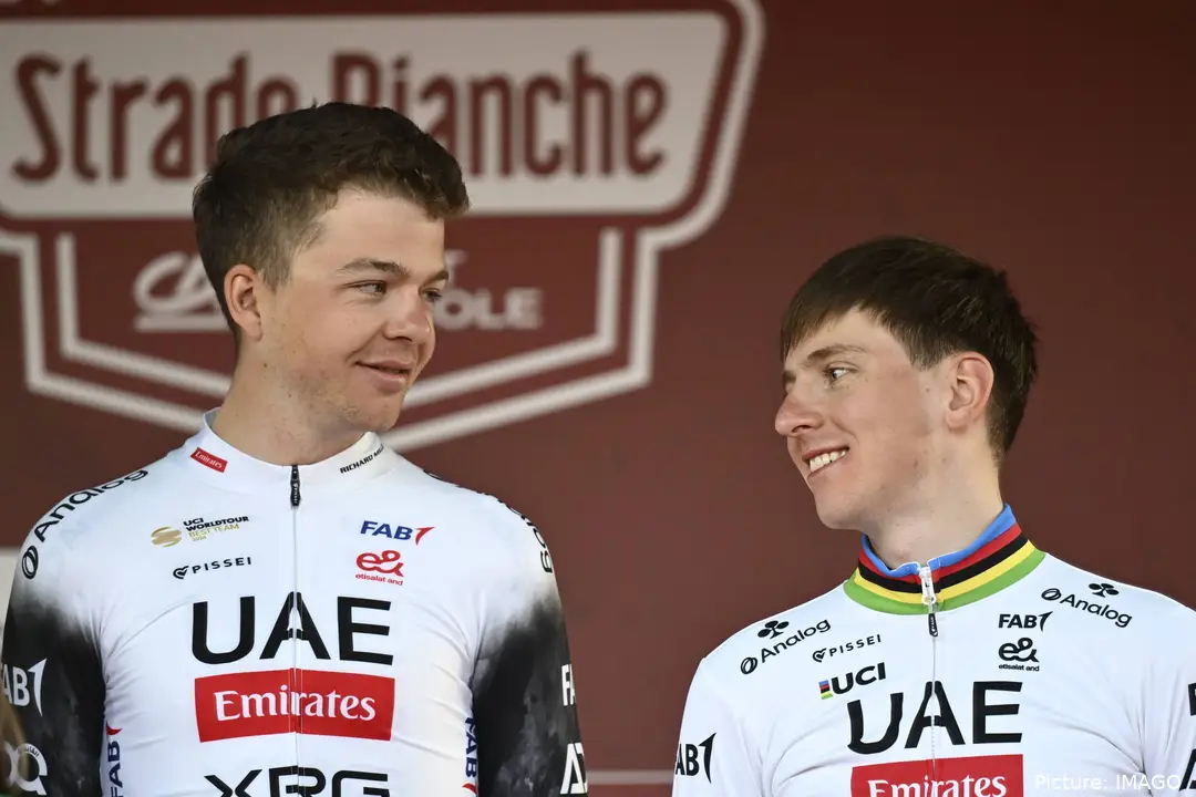 Florian Vermeersch en Tadej Pogacar bij Strade Bianche 2025