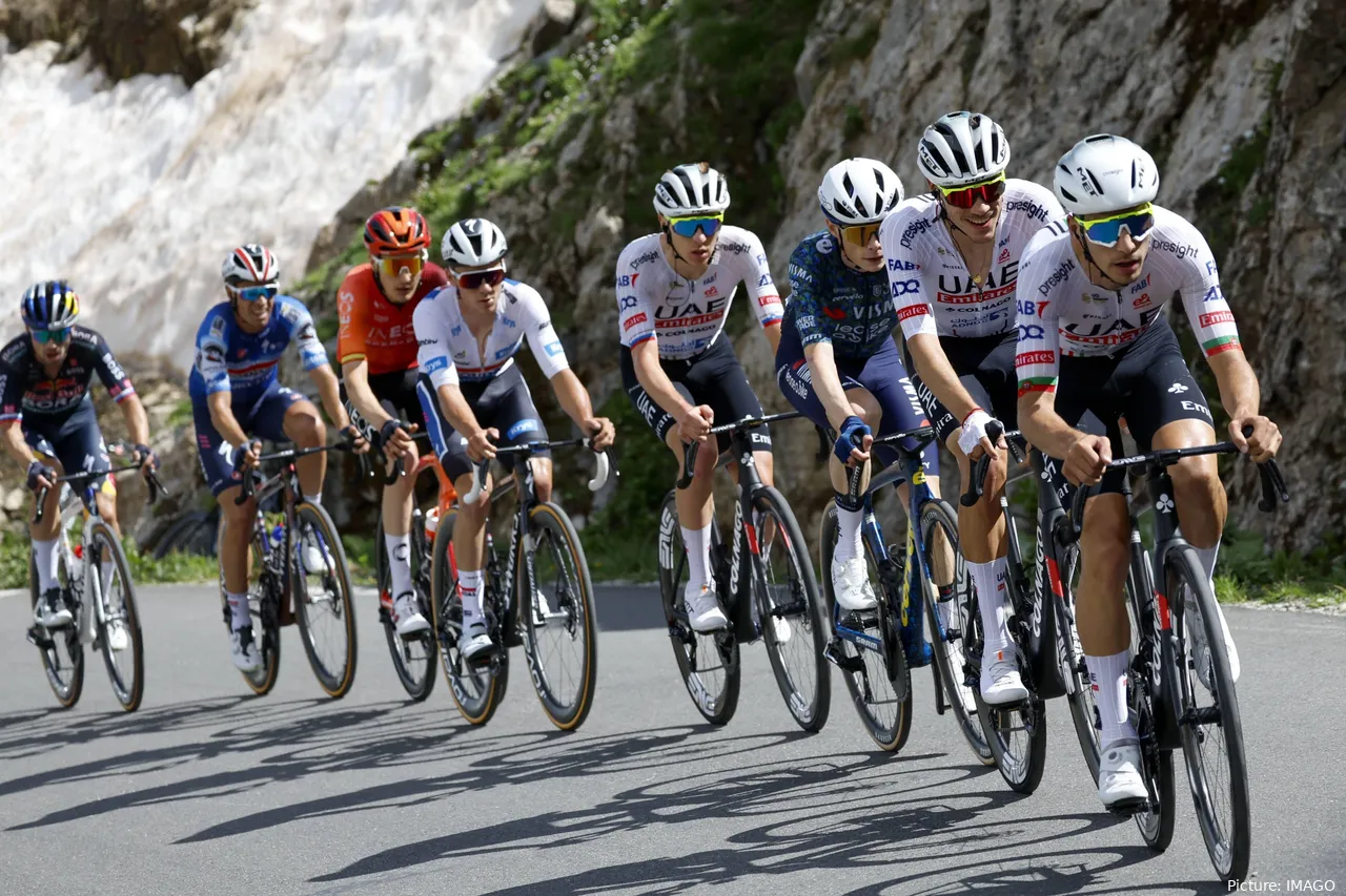 João Almeida y Juan Ayuso preparan a Tadej Pogacar para un ataque en el Col du Galibier. @Sirotti