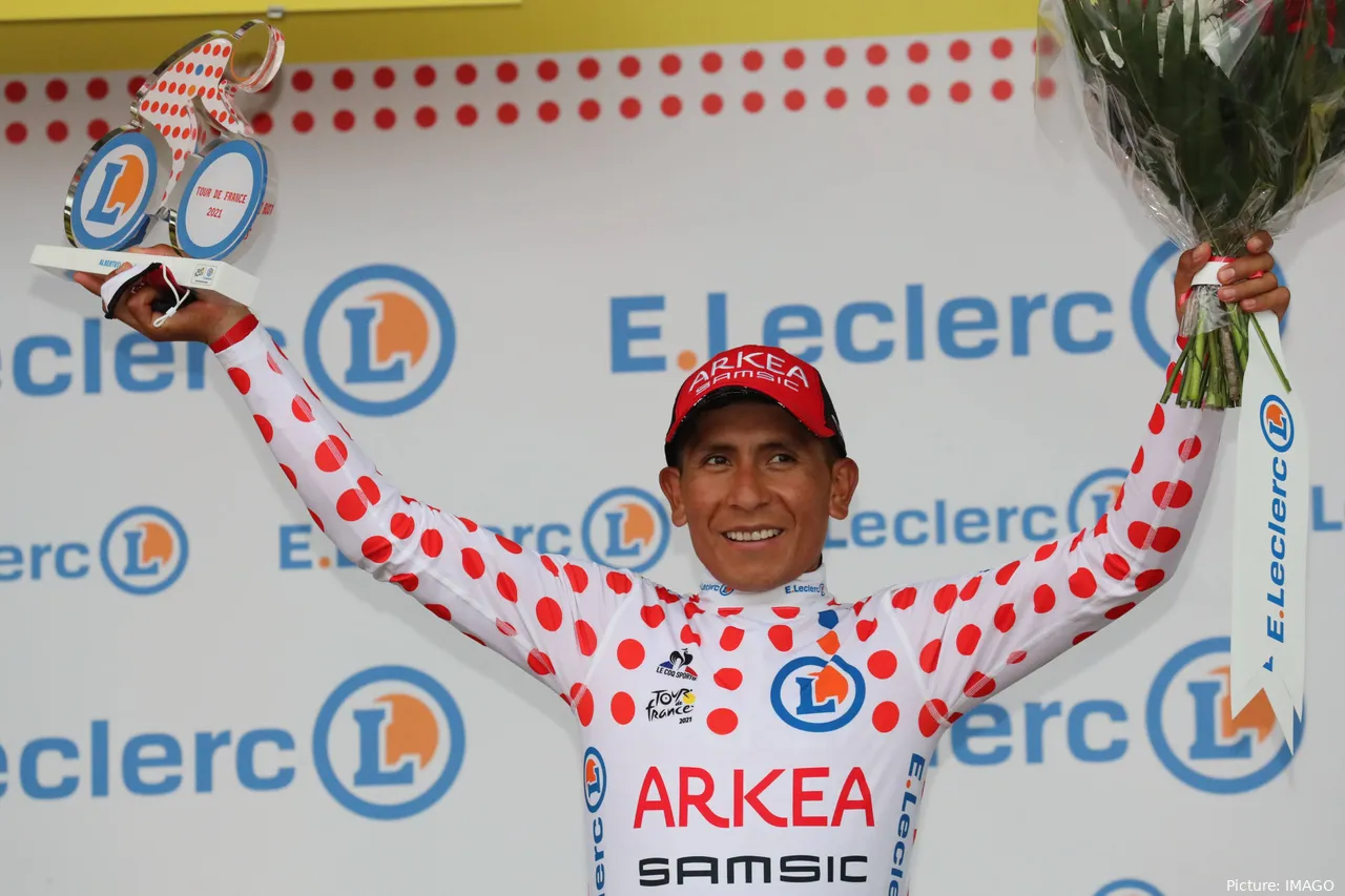 Nairo Quintana celebra con el maillot rojo de lunares al mejor escalador tras la etapa 11 del Tour de Francia