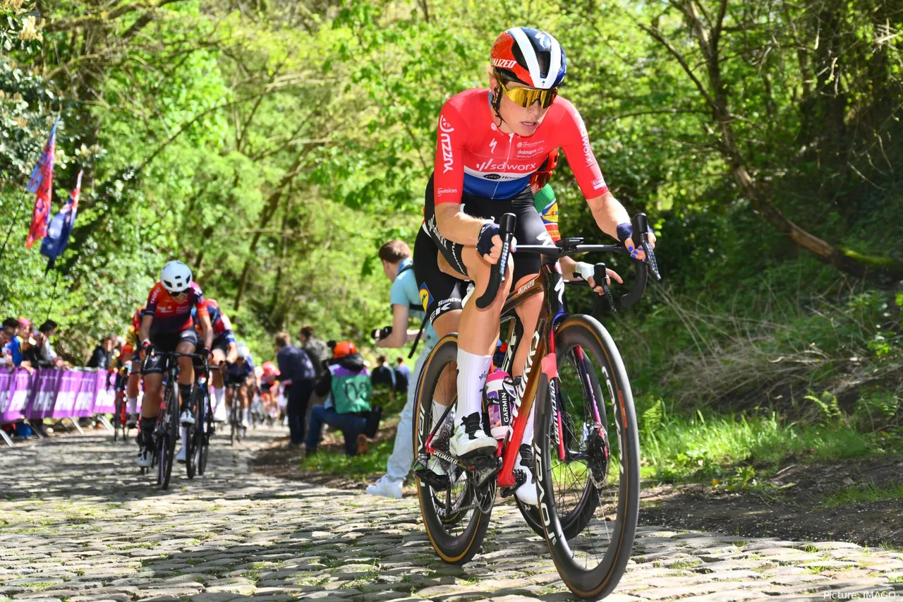 Demi Vollering durante la Brabantse Pijl en Overijse, Bélgica 2024